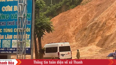 ប្រតិបត្តិការជួយសង្គ្រោះរថយន្តសង្គ្រោះបន្ទាន់មួយគ្រឿងដែលជាប់គាំងដោយសារការរអិលបាក់ដីនៅលើផ្លូវជាតិលេខ ២១៧។