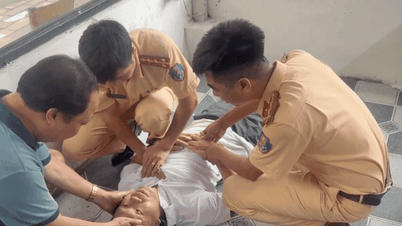 ប៉ូលីសចរាចរណ៍ទីក្រុងហាណូយបានផ្តល់ជំនួយសង្គ្រោះបឋមភ្លាមៗ និងបានដឹកជញ្ជូនជនរងគ្រោះដាច់សរសៃឈាមខួរក្បាលម្នាក់ទៅកាន់មន្ទីរពេទ្យ។
