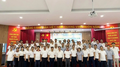 นายฝุ่ง กวาง จุง กรรมการผู้จัดการใหญ่ของบริษัท Casumina ทำงานอยู่ที่โรงงานยางฮ็อกมอน
