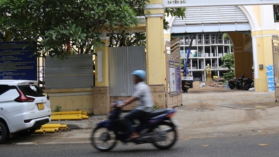 Aannemers treuzelen, waardoor leerlingen van een school in het centrum van Da Nang hun lessen moeten voortzetten in geïmproviseerde gebouwen.