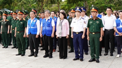 Ho Chi Minh City leaders and defense units offered incense to the heroic martyrs at the Con Dao Special Zone.