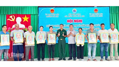 Fishermen in Ha Tien and To Chau are provided with information on combating IUU (Illegal, Unreported, and Unregulated) fishing via QR codes.