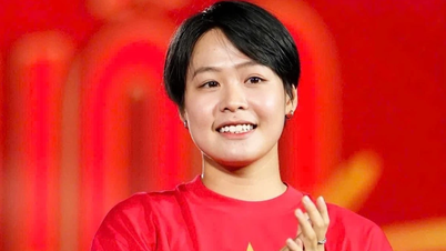 Image 34: 女警官在亚运会武术比赛中获得两枚金牌。