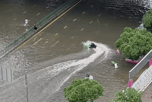 Tailandia: Un hombre fue arrestado por hacer derrapes con una moto acuática en las calles de Bangkok.