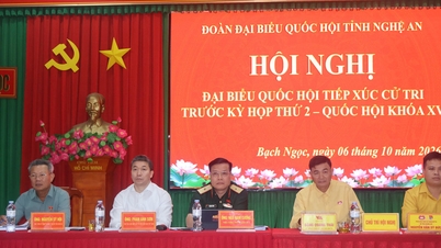 Nghe An tartomány nemzetgyűlési képviselőinek küldöttsége találkozott a választókkal Bach Ngoc községben.