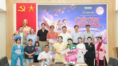 វិចិត្រករប្រជាជន សួនបាក និង ទូឡុង ជួបជាមួយទស្សនិកជនវ័យក្មេងក្នុងកម្មវិធី "ផ្តល់ស្លាបដល់កុមារភាព"។