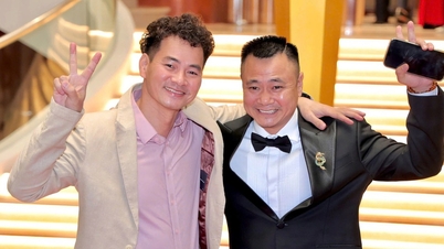 グエン・スアン・バック監督が子供たちと交流するために戻ってきた。