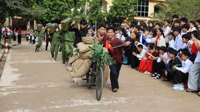 Bringer historien om Dien Bien Phu-sejren til studerende i Na Hy.