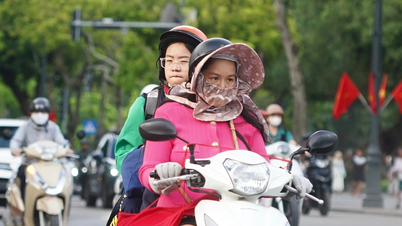 ハノイは早朝は肌寒く、人々は外出する際に暖かいコートを着ている。