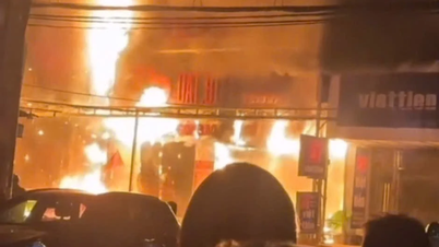 Un negozio di motociclette è in fiamme; le autorità cercano le persone intrappolate.