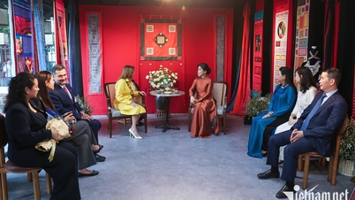 La moglie del Segretario Generale e Presidente del Vietnam, insieme alla moglie del Presidente di Panama, ha appreso le tecniche di tessitura e di pittura con cera d'api.