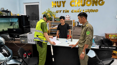 នគរបាល​នៅ​ឃុំ​តឹនមិញ​កំពុង​លើកទឹកចិត្ត​ហាង​ជួសជុល​ម៉ូតូ​ឲ្យ​ចុះហត្ថលេខា​លើ​ការប្តេជ្ញាចិត្ត​គោរព​ច្បាប់។