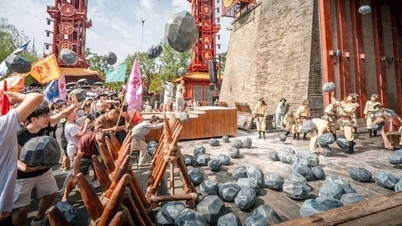 China: Stațiune turistică unde vizitatorii pot „călători în timp” și pot participa la bătălii cu aruncarea de pietre.