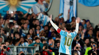វីដេអូបង្ហាញថា Messi មើលទៅហាក់ដូចជាមានការងឿងឆ្ងល់នៅនាទីទី 10 បន្ទាប់ពីការប្រកួតត្រូវបានផ្អាក ហើយទស្សនិកជនទាំងមូលបានគោរពដល់តារាឆ្នើមរូបនេះ។