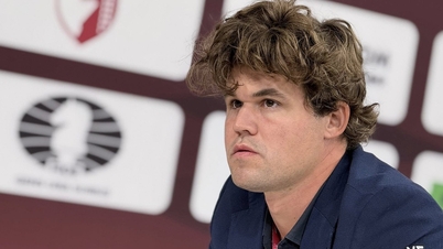 Carlsen nổi nóng, hất camera của phóng viên sau khi thua trận