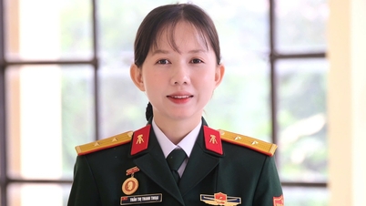 หญิงสาวจากจังหวัดเตย์นิญได้รับเกียรตินิยมสูงสุดในฮานอย โดยสำเร็จการศึกษาด้วยยศร้อยโท