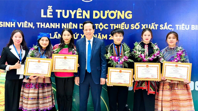 19 ethnic minority students from Lao Cai were honored for their outstanding and exemplary achievements nationwide.