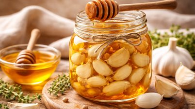 When is the best time to drink garlic soaked in honey?