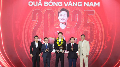 Hoang Duc zdobywa hat-tricka wietnamskiej Złotej Piłki dzięki wsparciu LPBank.