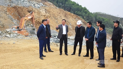 Den faste nestlederen i den provinsielle folkekomiteen, Nguyen Manh Tuan, inspiserer fremdriften til motorveiprosjektet Tuyen Quang - Ha Giang.