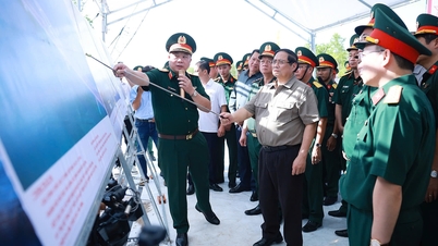 El Primer Ministro inspecciona y supervisa varios proyectos de infraestructura estratégica en Ca Mau.