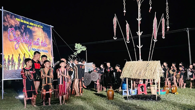 Folk i Ia Tul kommune opplever programmet «Weekend Gong and Drum Performance».