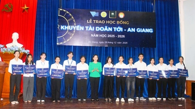 Stipendet «Doan Toi - An Giang Talent Promotion» ble tildelt fremragende studenter.
