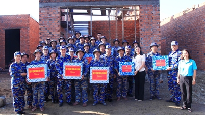Comandantul Regiunii Navale a 4-a și al Frontului Ho Chi Minh City a vizitat și a încurajat ofițerii și soldații care desfășoară „Campania Quang Trung”.
