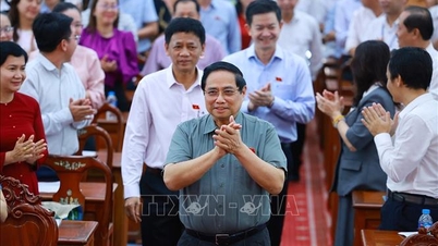 Perdana Menteri Pham Minh Chinh bertemu dengan pengundi di Can Tho untuk membincangkan topik penjagaan kesihatan dan pendidikan.
