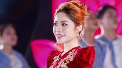 오션 탄 타오 양은 전통 베트남 블라우스를 입고 베데트 역할을 맡아 공연했습니다.