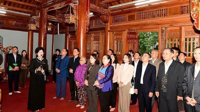 ライチャウ省の国会議員代表団は国会常務委員会の史跡で線香を捧げた。