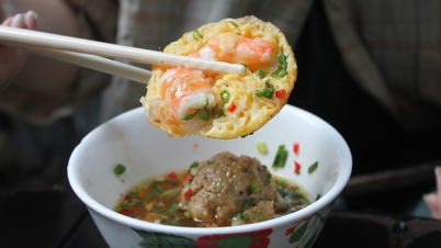 Les clients de Mme Tư : Tant que je vivrai, je continuerai à manger du bánh căn (un type de crêpe vietnamienne).