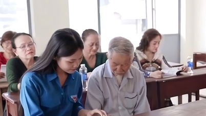 นักเรียนหญิงในเมืองดานังได้เผยแพร่คุณค่าของดนตรีพื้นบ้านโคตู