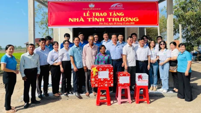 Duc Hue commune presents a charitable house to a family in difficult circumstances.