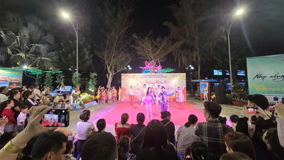 فضایی پر جنب و جوش در جشنواره فرهنگ رودخانه کان تو.