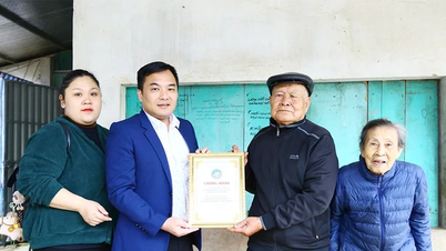 Bảo tàng Hùng Vương trao Giấy chứng nhận hiến tặng hiện vật