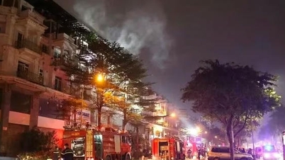 Μεγάλη πυρκαγιά ξεσπά στην αστική περιοχή της οδού Le Trong Tan, στο Ανόι.