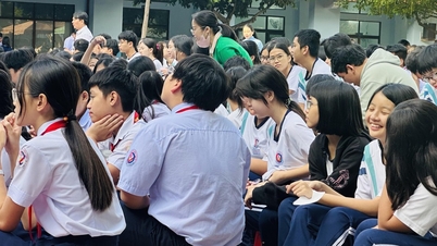 学校側は授業料の支払い時に手数料がかかると説明しているが、保護者らは「信じられない」と話している。