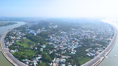 ទិដ្ឋភាព​ជិតៗ​នៃ​ផ្លូវ​មាត់ទន្លេ​ដុងណៃ ដែល​មាន​តម្លៃ​ជិត 2 ពាន់​ពាន់​លាន​ដុង ដែល​ស្ទើរតែ​រួចរាល់​ ដែល​បត់​បែន​ឆ្លងកាត់​វីឡា​ចាស់ៗ។