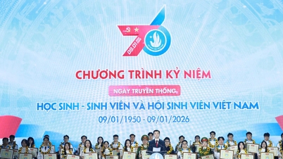 Young students enthusiastically celebrate the 76th anniversary of the Traditional Day of Vietnamese Students in 2025.