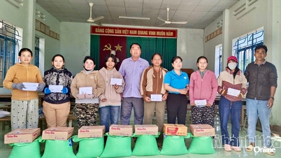 Comitetul Frontului Patriei Vietnam din comuna Trung Khanh Vinh a vizitat și a oferit cadouri familiilor aflate în circumstanțe dificile.