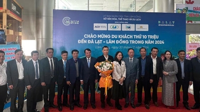 Lam Dong vítá první turisty nového roku 2026 mnoha atraktivními dárky.
