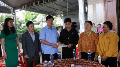 O vice-presidente do Comitê Popular Provincial, Nguyen Thien Van, visitou a família que perdeu a criança por afogamento e ofereceu suas condolências.