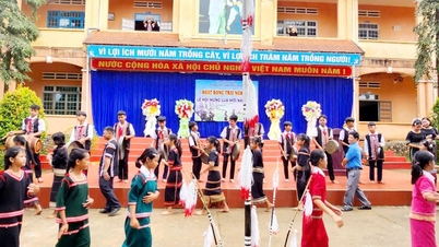 Quang Ngai : Lorsque la musique des gongs et des tambours est transmise au sein du système scolaire.