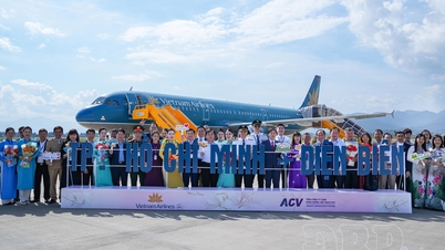 Welcoming the inaugural flight of the Ho Chi Minh City - Dien Bien route.