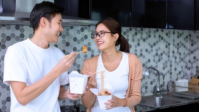 若い家族は日々の出費を管理するためにアプリを通じて車や食べ物を注文します。