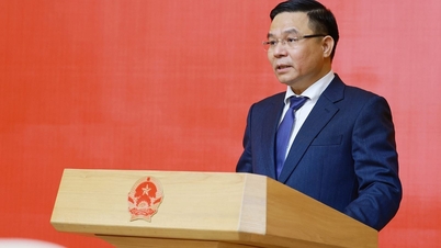 Le ministre par intérim de l'Industrie et du Commerce, Le Manh Hung, est membre du Comité directeur sur la gestion et l'administration macroéconomiques.