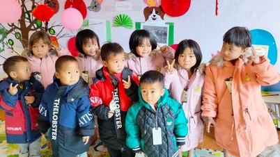 Sicheres und warmes Winterklassenzimmer für Kinder in Bergregionen.