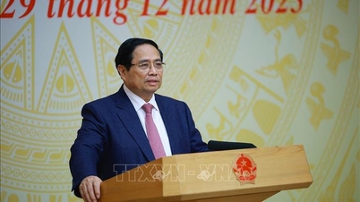 Premier Pham Minh Chinh: Zarządzanie i kierowanie makroekonomią w celu zapewnienia stabilności w obliczu niepewności.