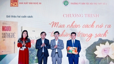 Présentation de deux livres, « Le peuple de Nghe An » et « L'image de l'arbre Po Mu », au lycée internat ethnique n° 2.